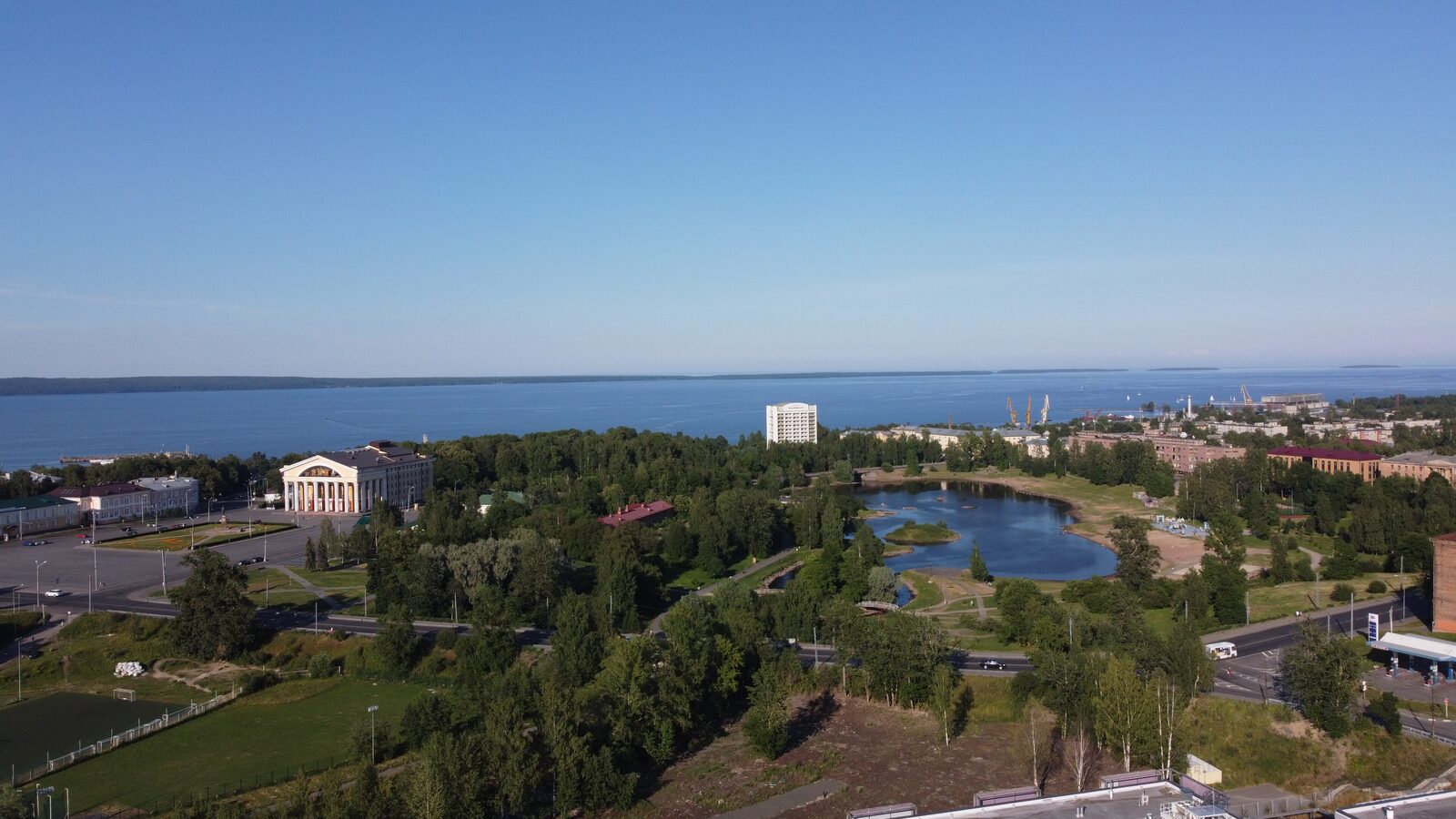 Петрозаводск с высоты: Онежское озеро на горизонте, площадь Кирова с Музыкальным театром и Французский пруд